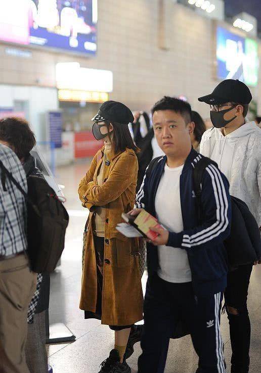 整体|谢娜张杰机场秀穿搭，如今身材走样，大衣都藏不住粗腿