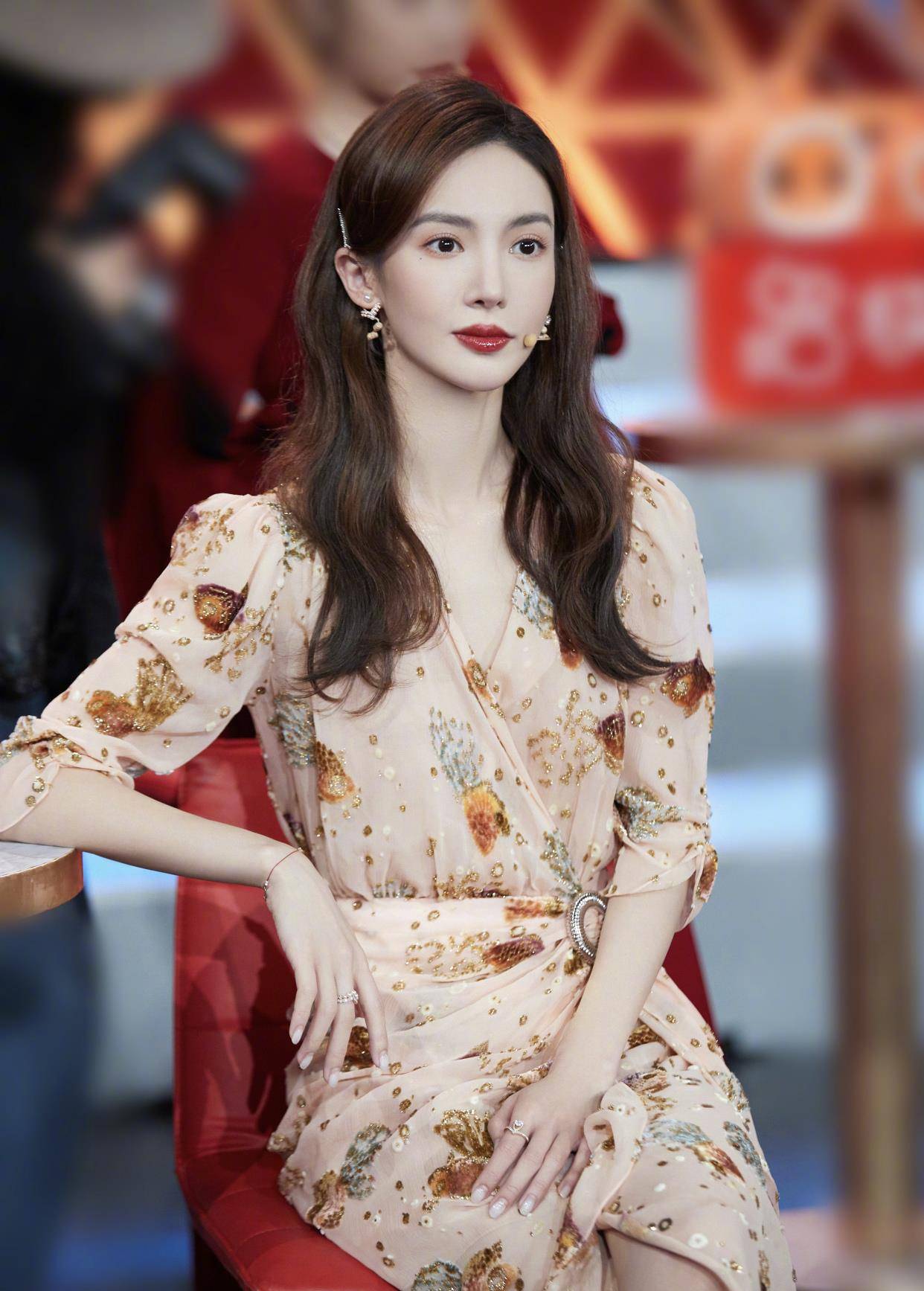 设计|金晨这次很不一般,明明长了一张妩媚脸,却能穿出“初恋感”