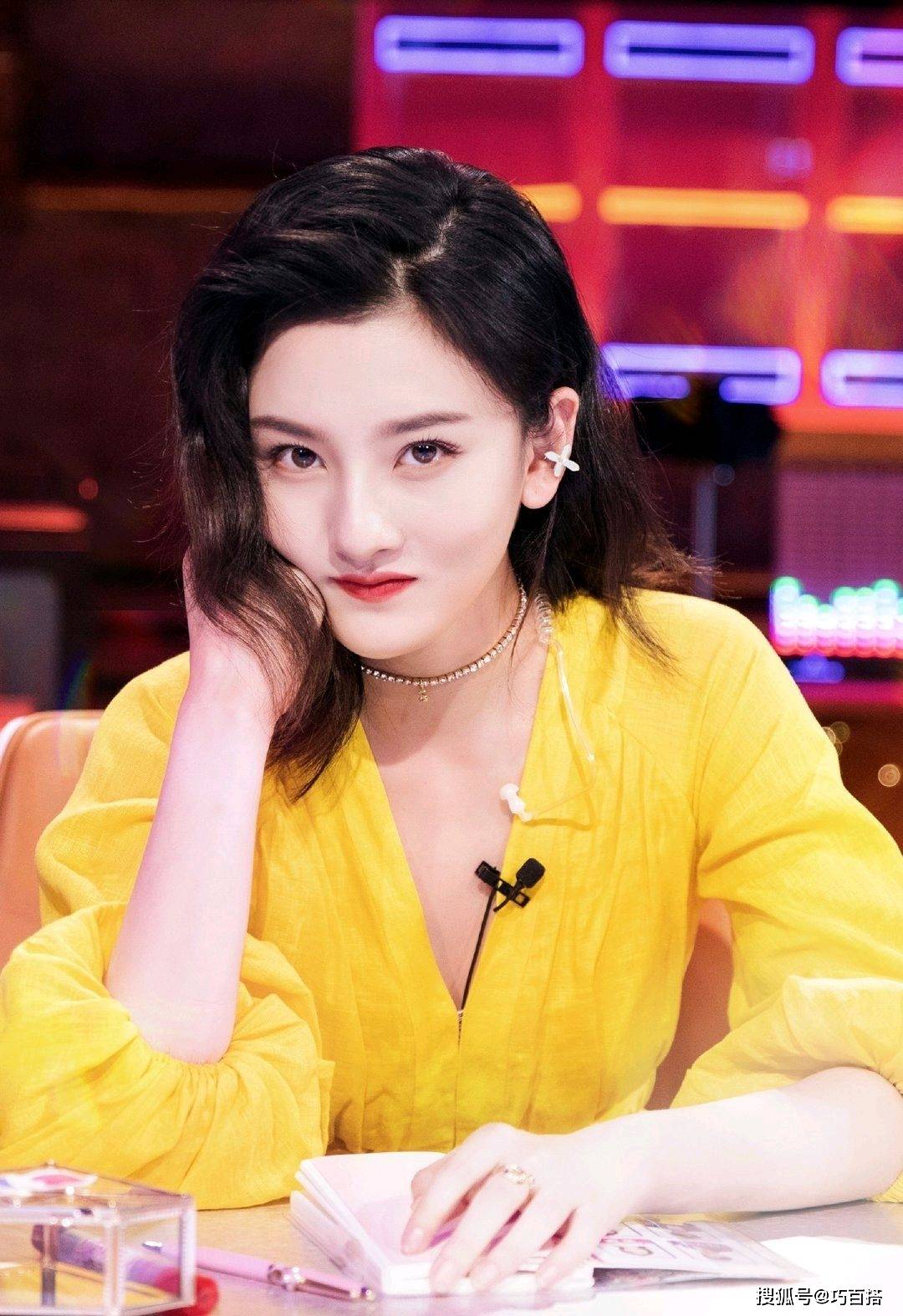 因为|宋祖儿的减龄技巧不该被忽视，上身个性又时髦，不经意间引领潮流