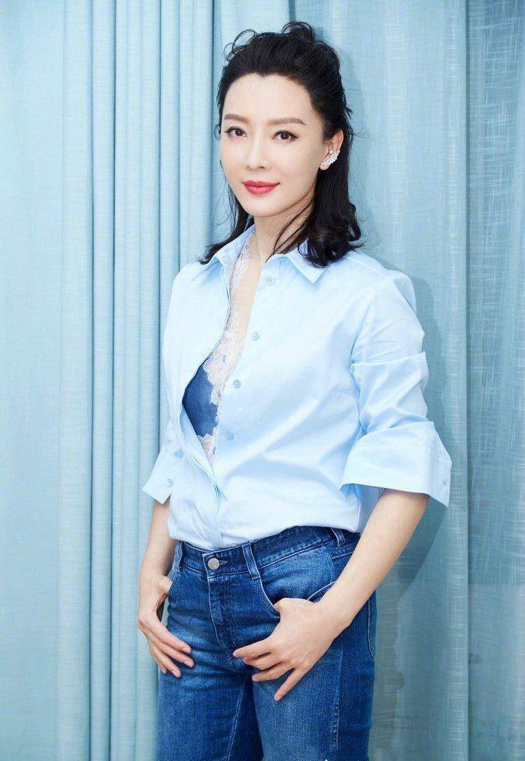 曲线|陈数身材真是深藏不露，穿流光长裙亮相，S型曲线让人看呆了