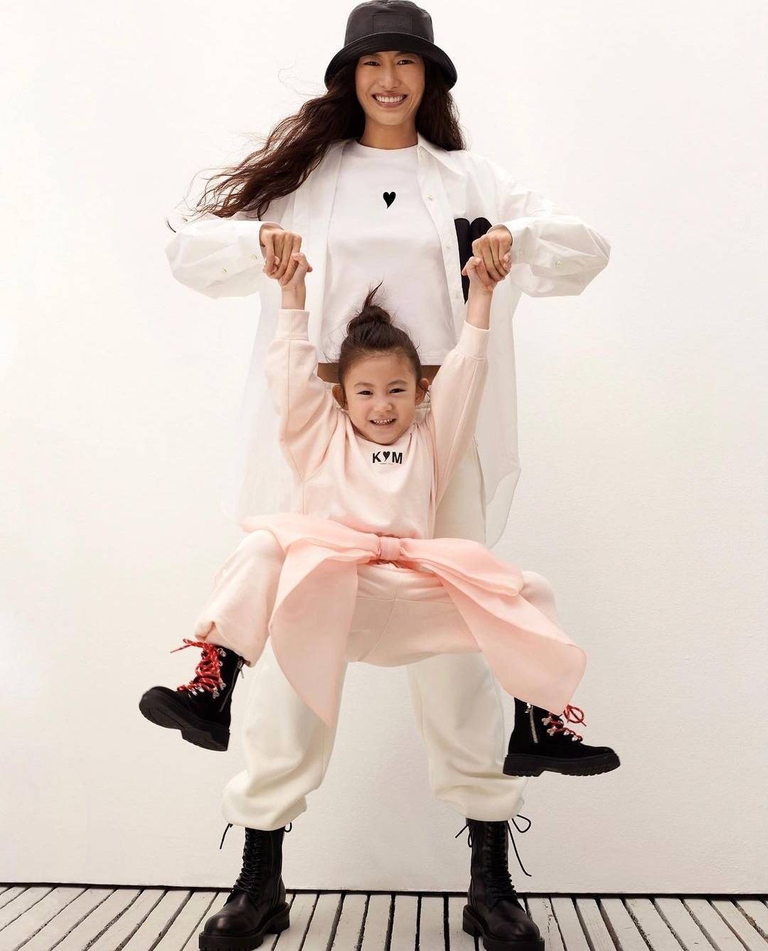 Alaia|秦舒培母女拍广告，Alaia活泼灵动拍摄专业，高颜值被赞像陈冠希