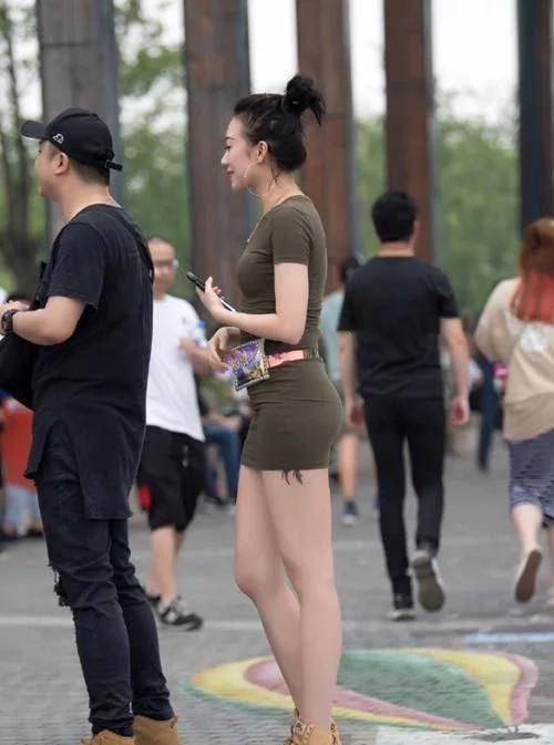 亮点|绿色裙子有亮点，美丽女生真有范，好身材展露无遗