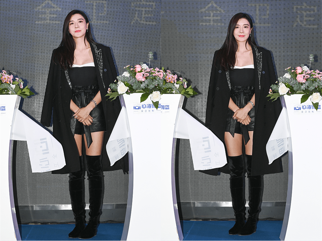 视觉|周韦彤这裙子有点独特，看着挺 像＂蚊帐＂，但与马丁靴还挺配的