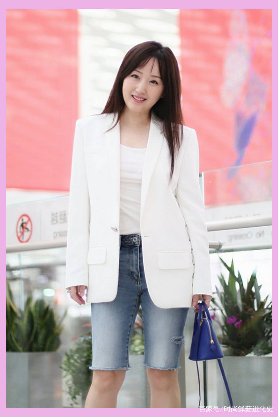 杨钰莹|48岁杨钰莹真是厉害！这么瘦的裤子也能驾驭，笑容甜美，发量惊人