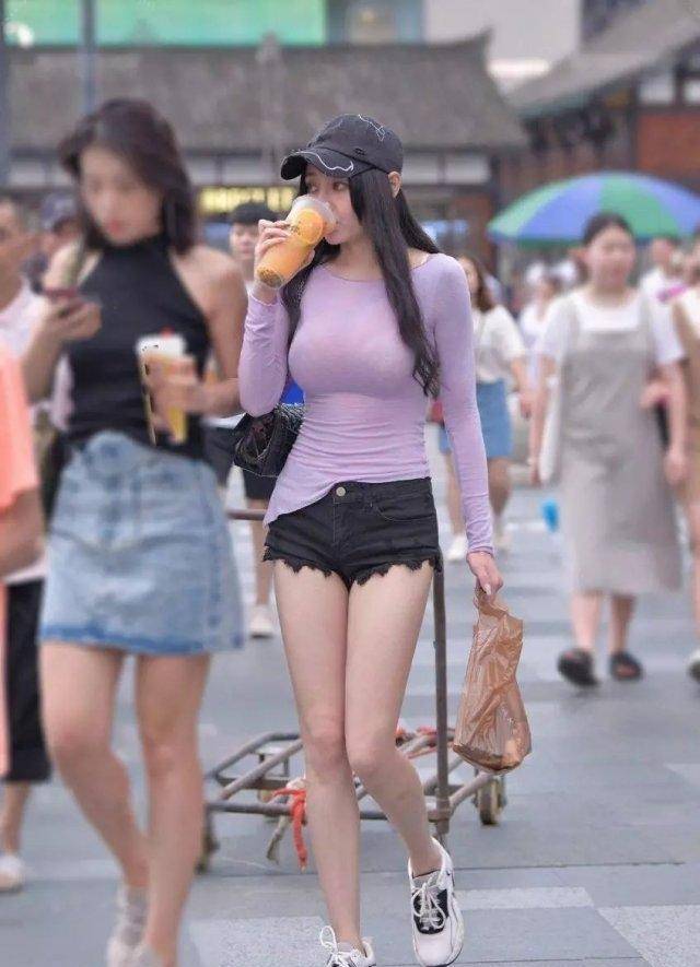 视觉|黑色毛边短裤搭配紫色打底衫，可以增添仙气，快来参考吧