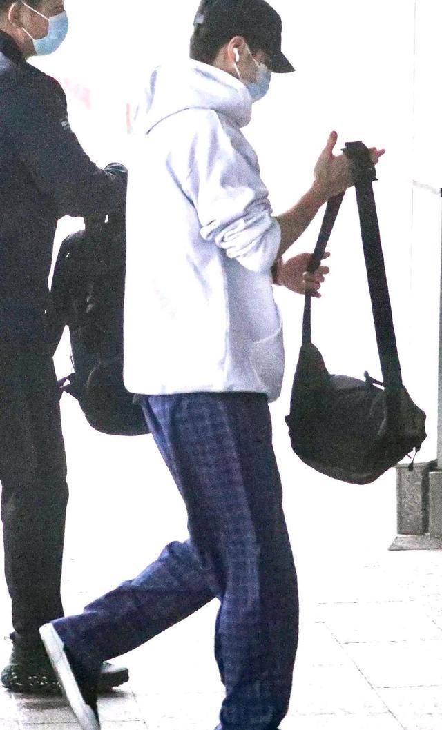 出圈|王一博私服又出圈，粉丝疑问：为什么每次都能把自己穿成五五分？？