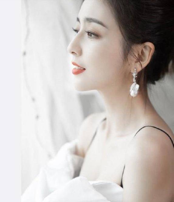 活动当天,佟丽娅身穿白色低胸连衣裙亮相,大秀事业线,和若隐若现的