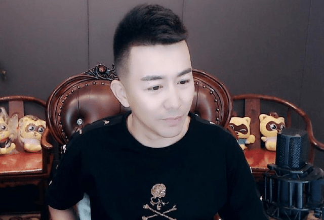 舞帝利哥回怼粉丝表示除辛巴外自己在平台网红中最有钱