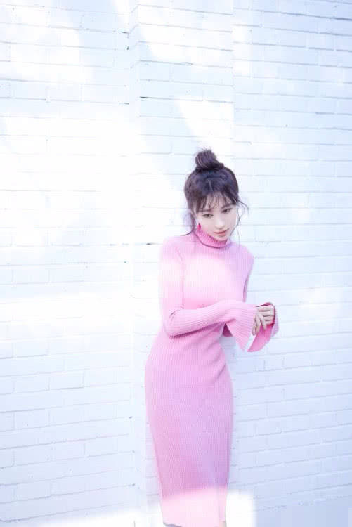 整体|李菲儿现身机场，大秀“杨柳腰”和“筷子腿”，身材也是绝