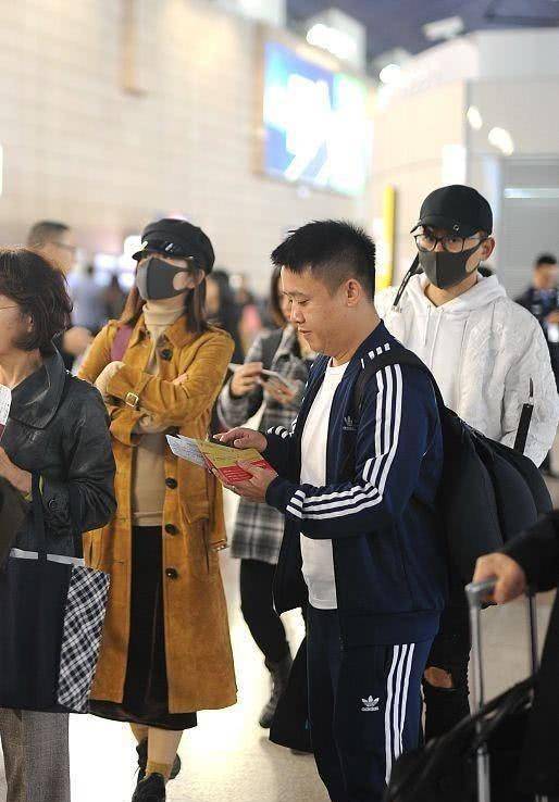 整体|谢娜张杰机场秀穿搭，如今身材走样，大衣都藏不住粗腿