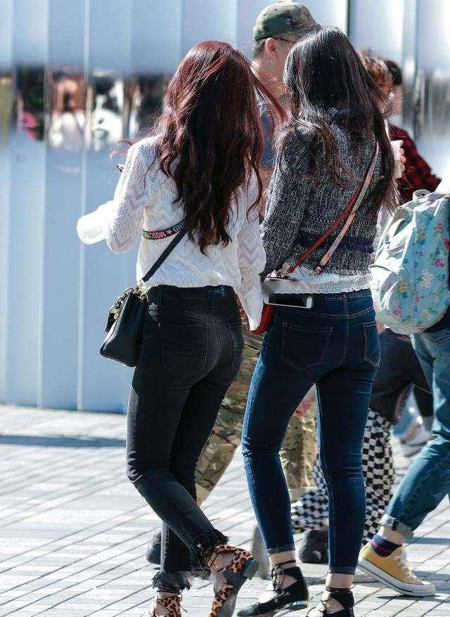 仙女|黑色毛边打底裤搭配驼色银花仙女鞋，简单大方，可以穿出学院风