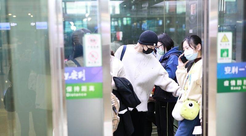 个性|疑似恋爱？“乔英子”李庚希和男友人走机场，友人粉发美甲太抢眼