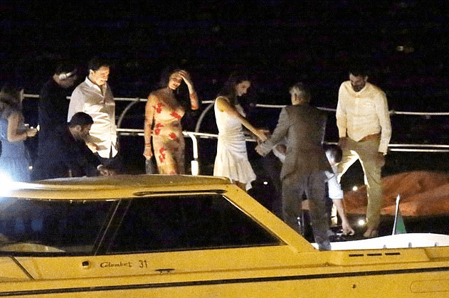 身材|克鲁尼最美律师妻子怀二胎！穿褶皱裙挺孕肚，身材不像生过龙凤胎