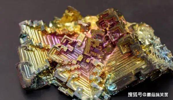 这种金属就是铋,元素周期表上排序第83号的元素,它唯一的天然同位素是