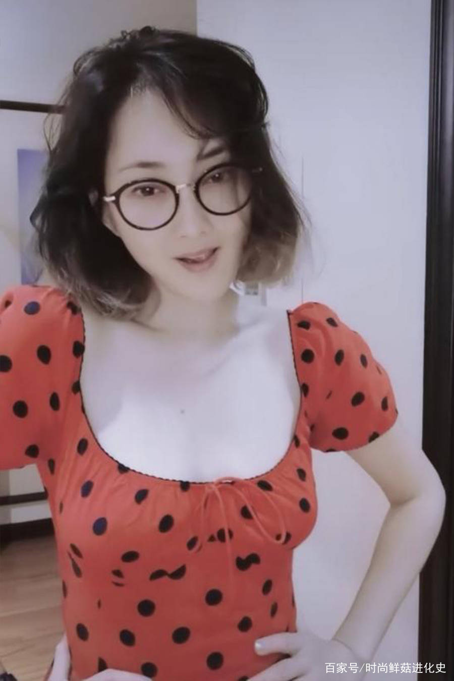橘红色|47岁牛莉秀自拍，穿连衣裙太紧显小肚子，侧腰勒出赘肉露发福体形