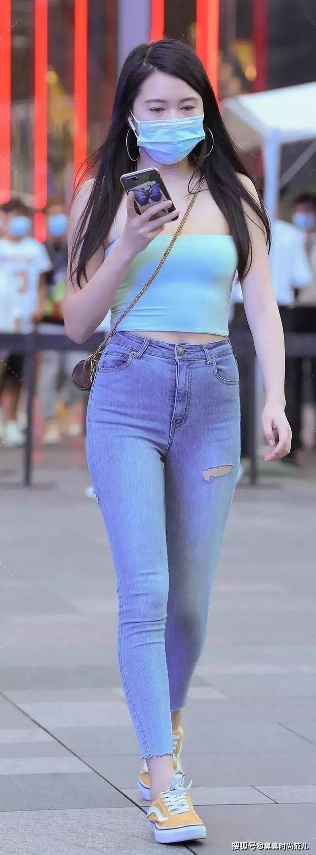 女孩子|浅蓝色吊带衫搭配紧身牛仔裤，精致时尚的夏日穿搭，清爽自然
