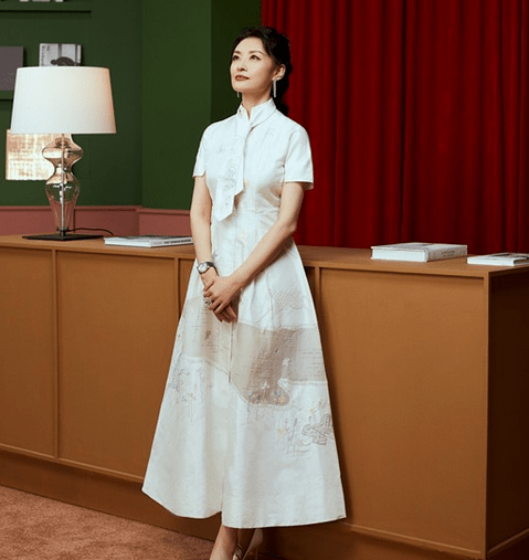 女神|周涛才是真女神！53岁穿青色渐变礼裙气质倾城，冠绝一众女星