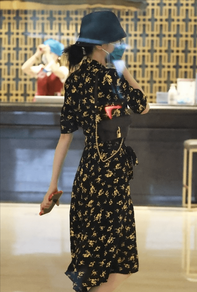 个性|迪丽热巴的腰身还没有挎包宽，穿碎花裙配勃肯鞋，背影都抢镜
