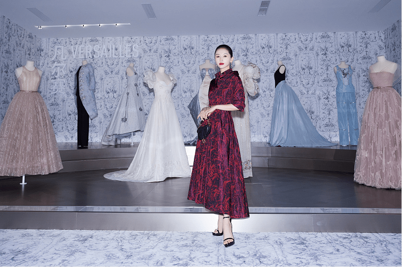 颜色|看不出王子文已经当妈了，虽然裙子颜色显老，但看身材还有少女样