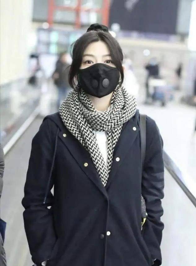 马尾|陈妍希当妈后身材依然苗条，穿黑色大衣也不臃肿，初恋脸真清纯