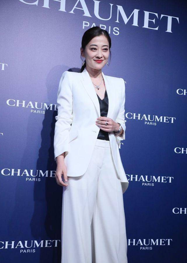 黑色|自然老去的女人也挺漂亮，梅婷虽然笑起来有皱纹，但状态很自然
