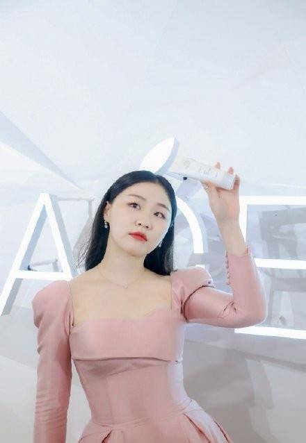 身材|金靖穿公主裙5秒摆10个pose真厉害，果然是“宝藏女孩”