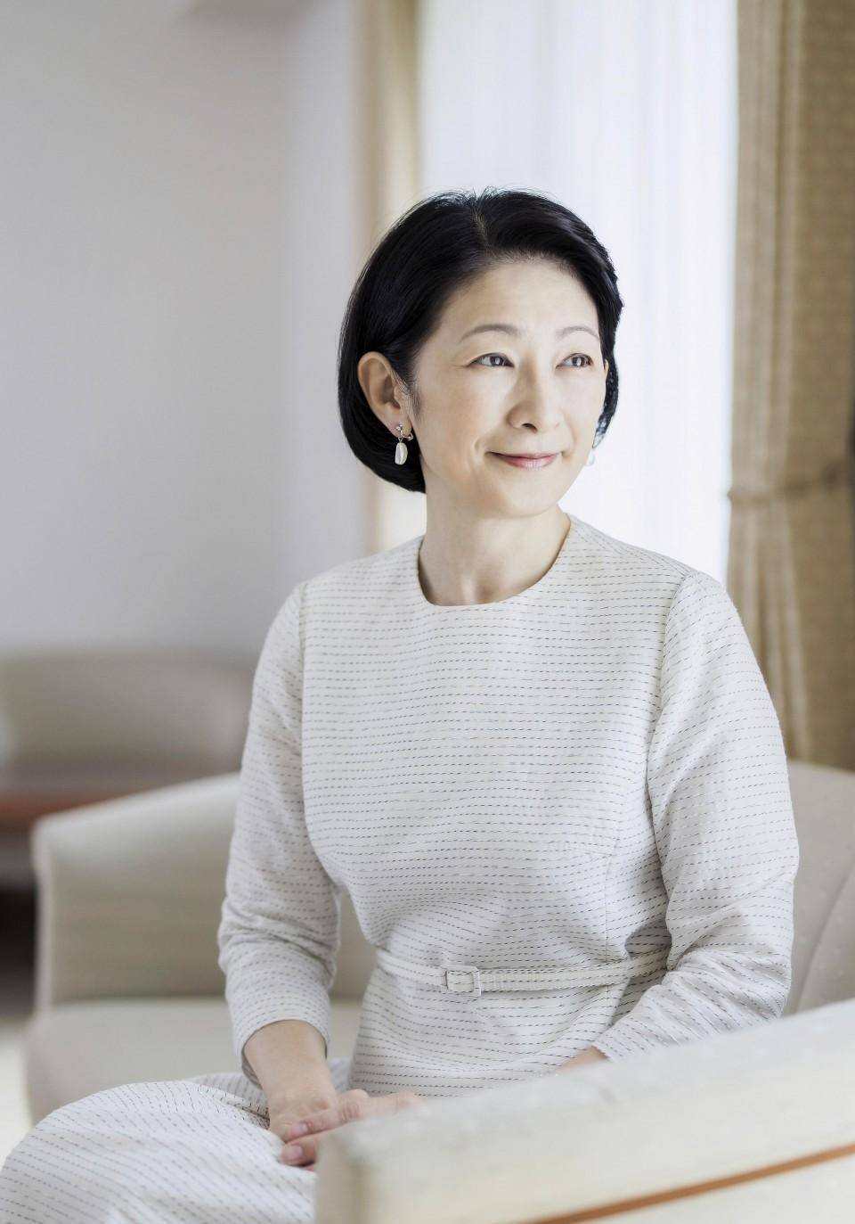 Www Com 原创日本皇室庆祝纪子妃54岁生日 穿白裙亮相惊艳 有儿子就是嘚瑟