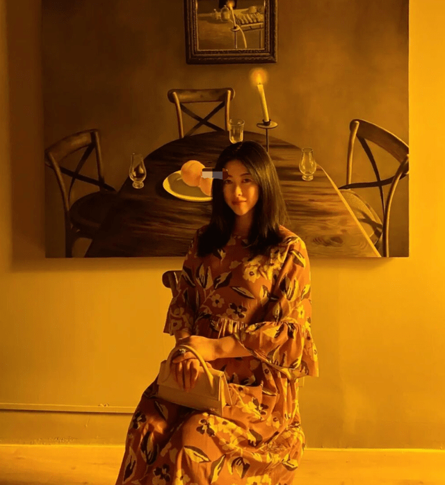 37岁朱珠挺大肚看画展 穿碎花裙气质优雅 怀孕9月仍脸尖如少女 老公