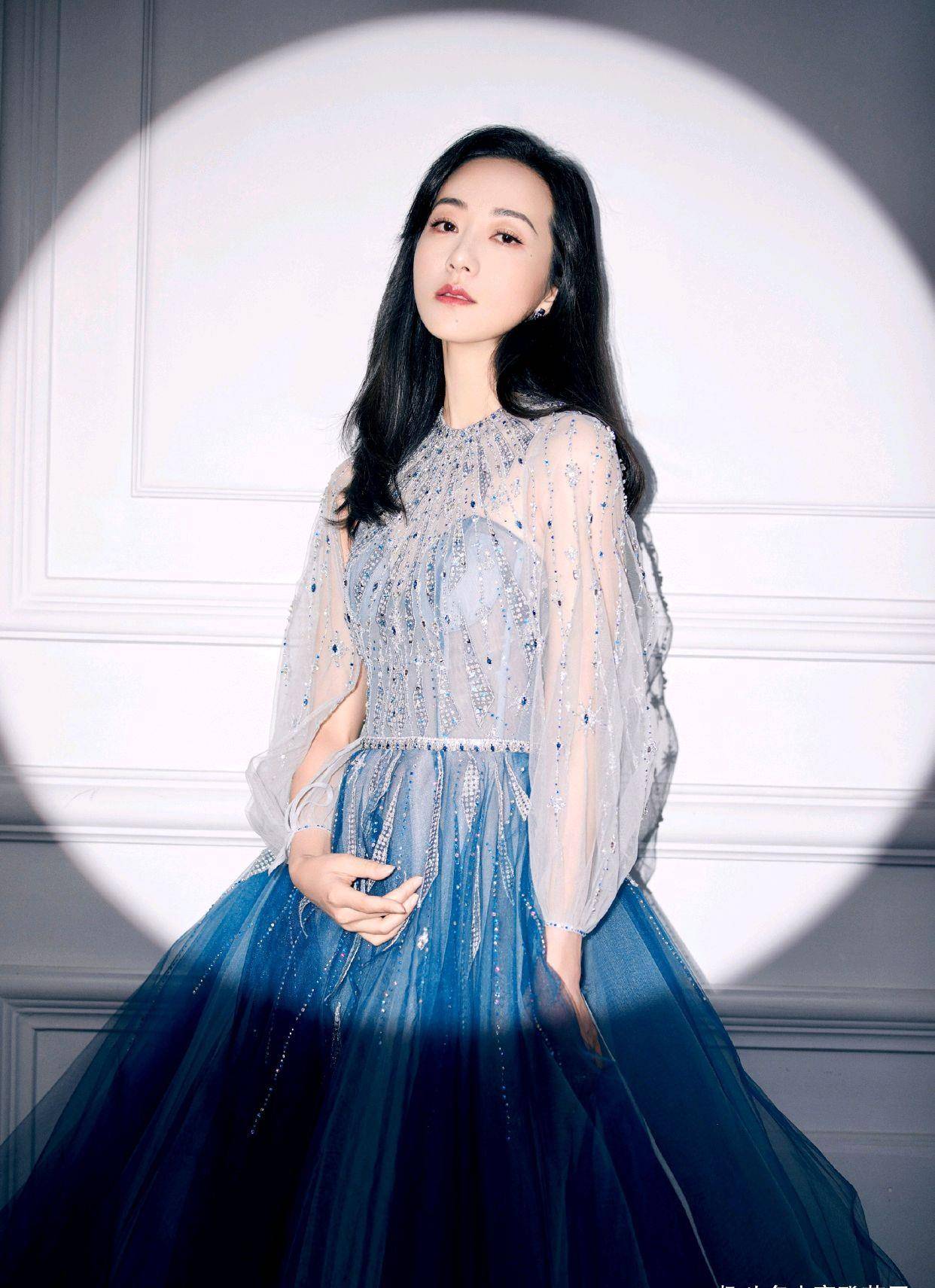 高跟鞋|韩雪的气质不一般，穿上渐变色设计的淡蓝色连衣纱裙，优雅又温柔