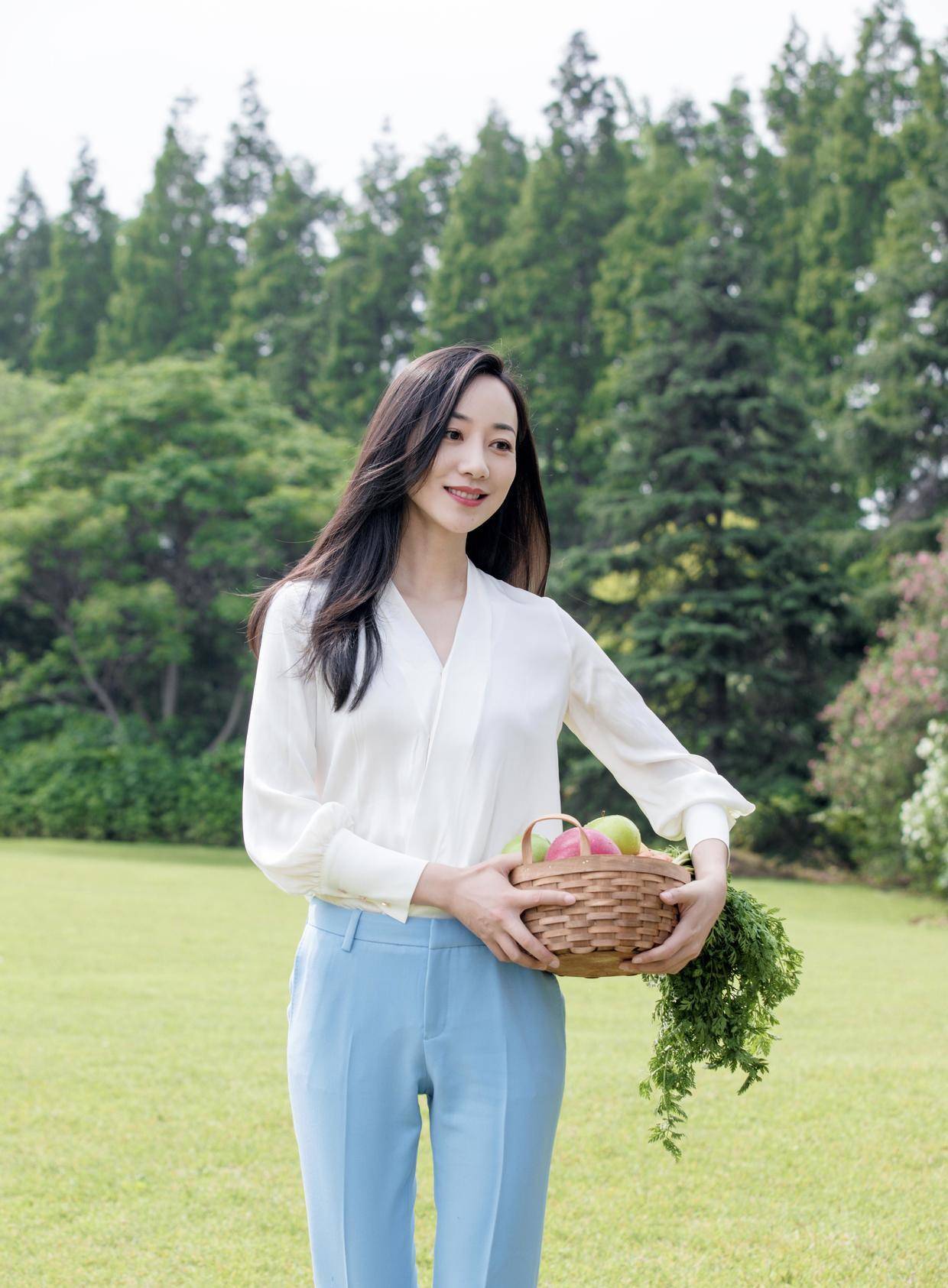进行|韩雪气质无敌了，抱一篮子菜都透着高级感，白衬衫+蓝裤子太加分