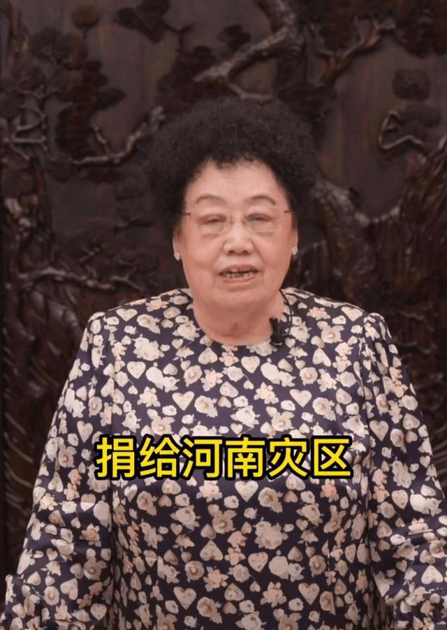 陈丽华|陈丽华80岁体态真实，身材是臃肿，但有女强人雍容华贵的气质！