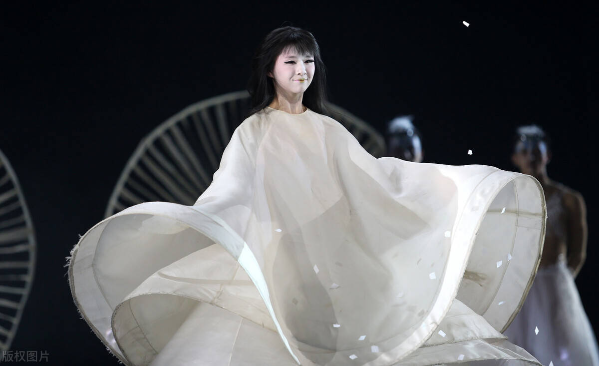 小彩旗:春晚走红后,因叛逆被杨丽萍放弃培养,今21岁胖到认不出_舞蹈