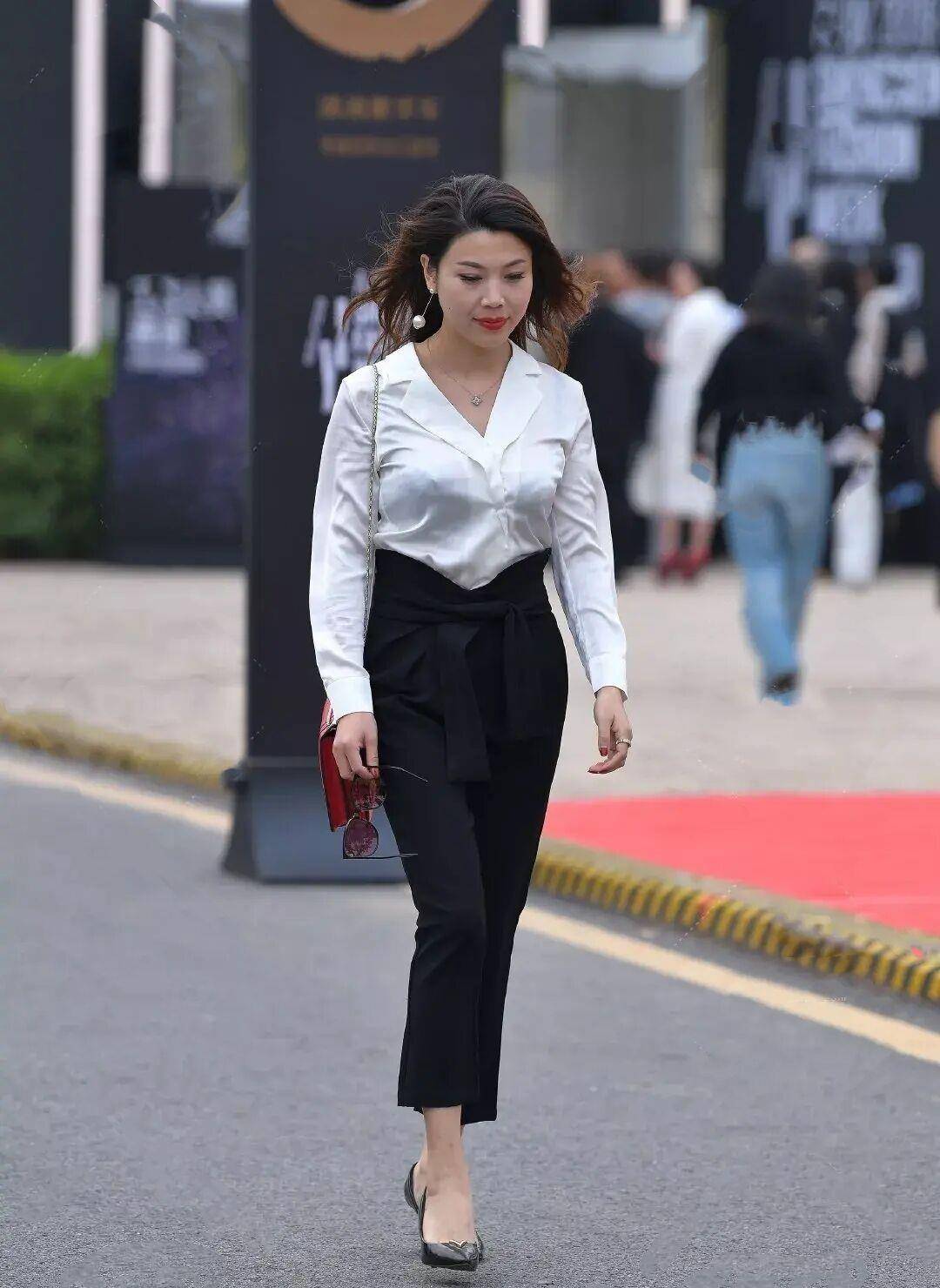 女士|“小黑裤”没听说?不要只局限于牛仔裤,这样穿舒适又百搭!