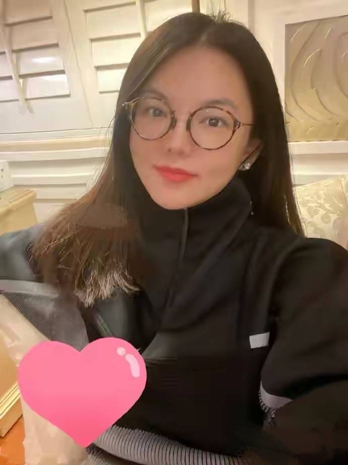 头发|李湘是真瘦了？下巴尖的不真实像p的，但穿的西装都是松垮垮的！