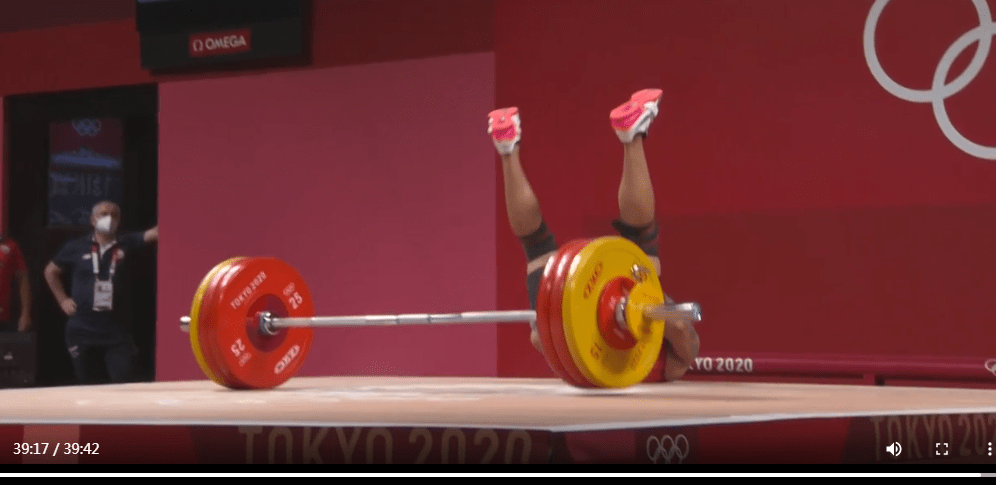 吕小军举重惊险摘金多名运动员都躺倒在地最后他完美翻身