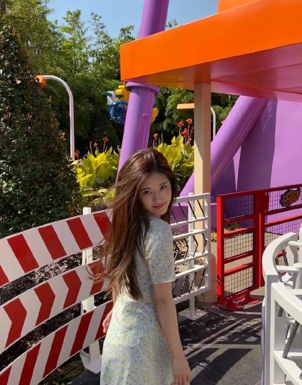 身材|赵露思为显身材也是拼了，露锁骨能放一个碗，网友：不足80斤吧