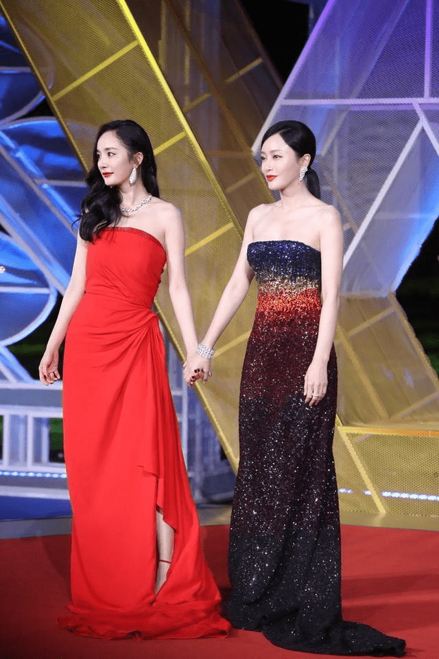 季节|董洁和秦岚同框，一个穿厚西装一个穿短袖都好美，就是看不懂季节
