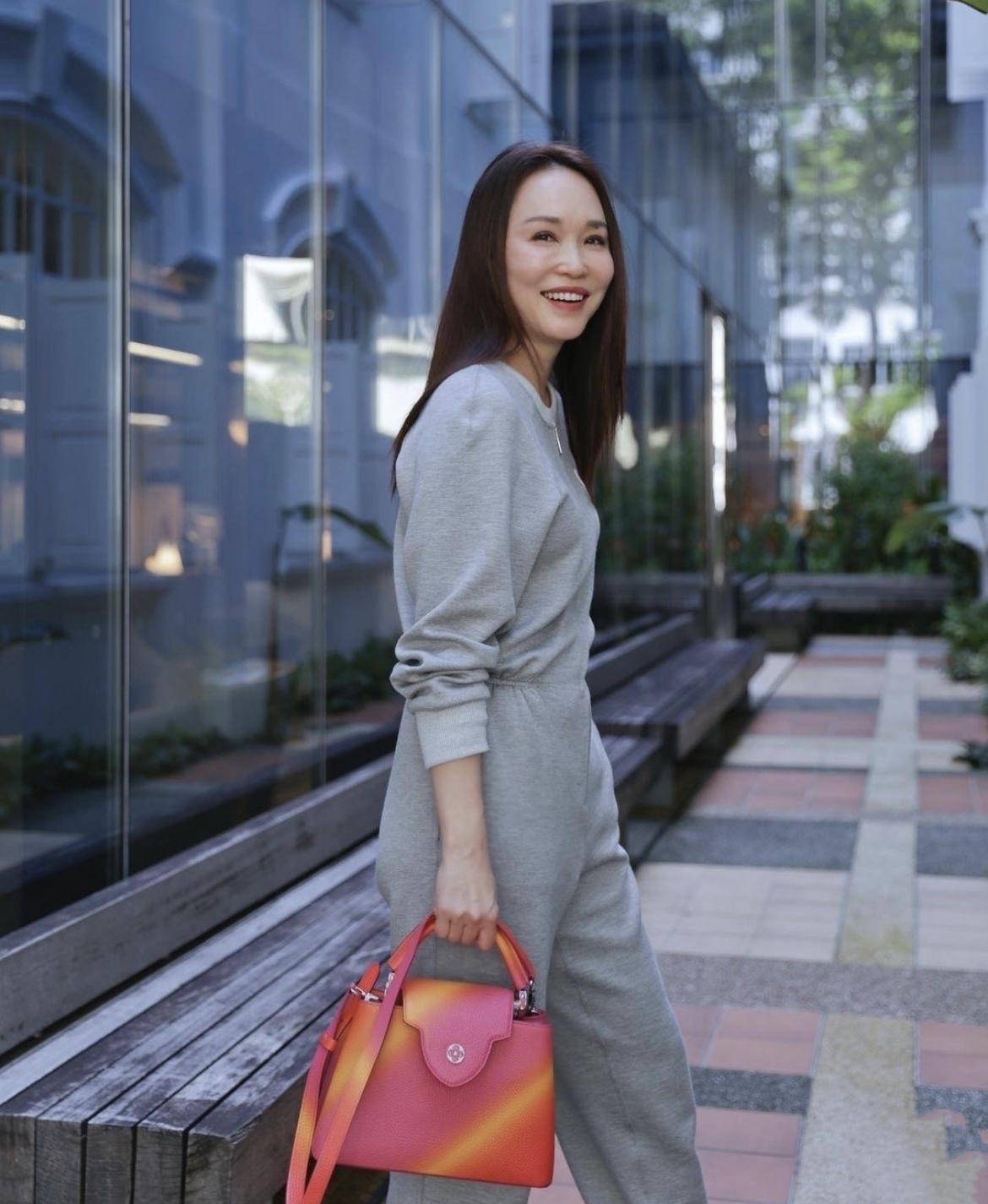 身材|范文芳也太有“心机”了,穿修身长裙秀身材还不够,美背更惹眼