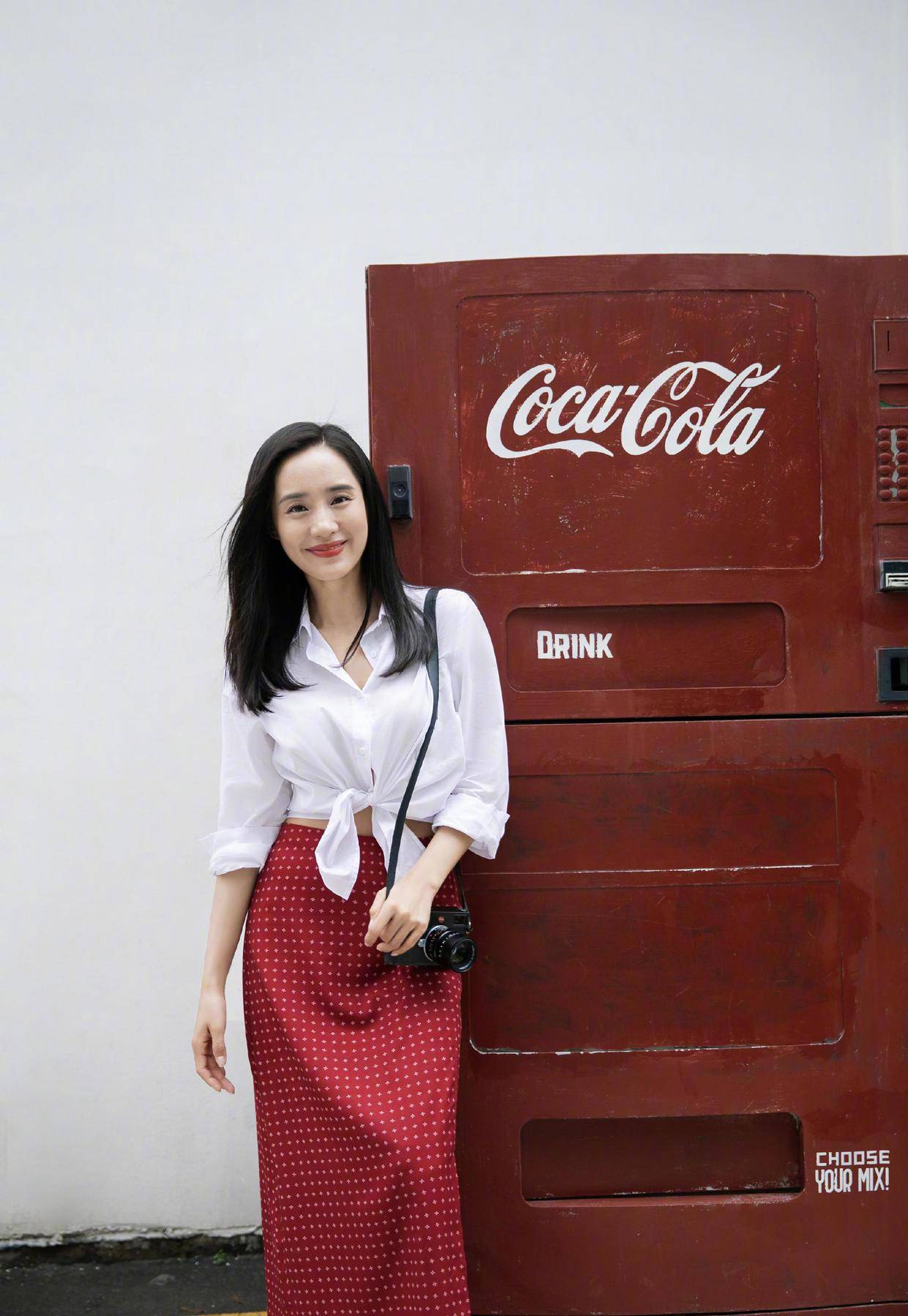 进行|韩雪气质无敌了，抱一篮子菜都透着高级感，白衬衫+蓝裤子太加分