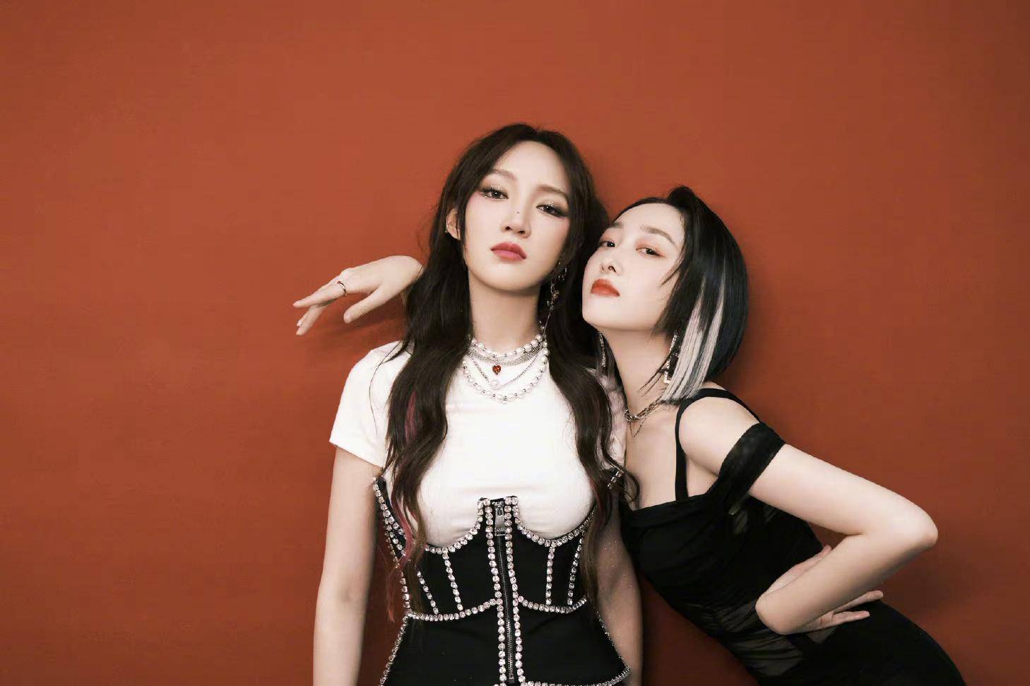 蒋梦婕|蒋梦婕和孟佳现身成都见面会，黑白配紧身搭配秀大长腿，养眼