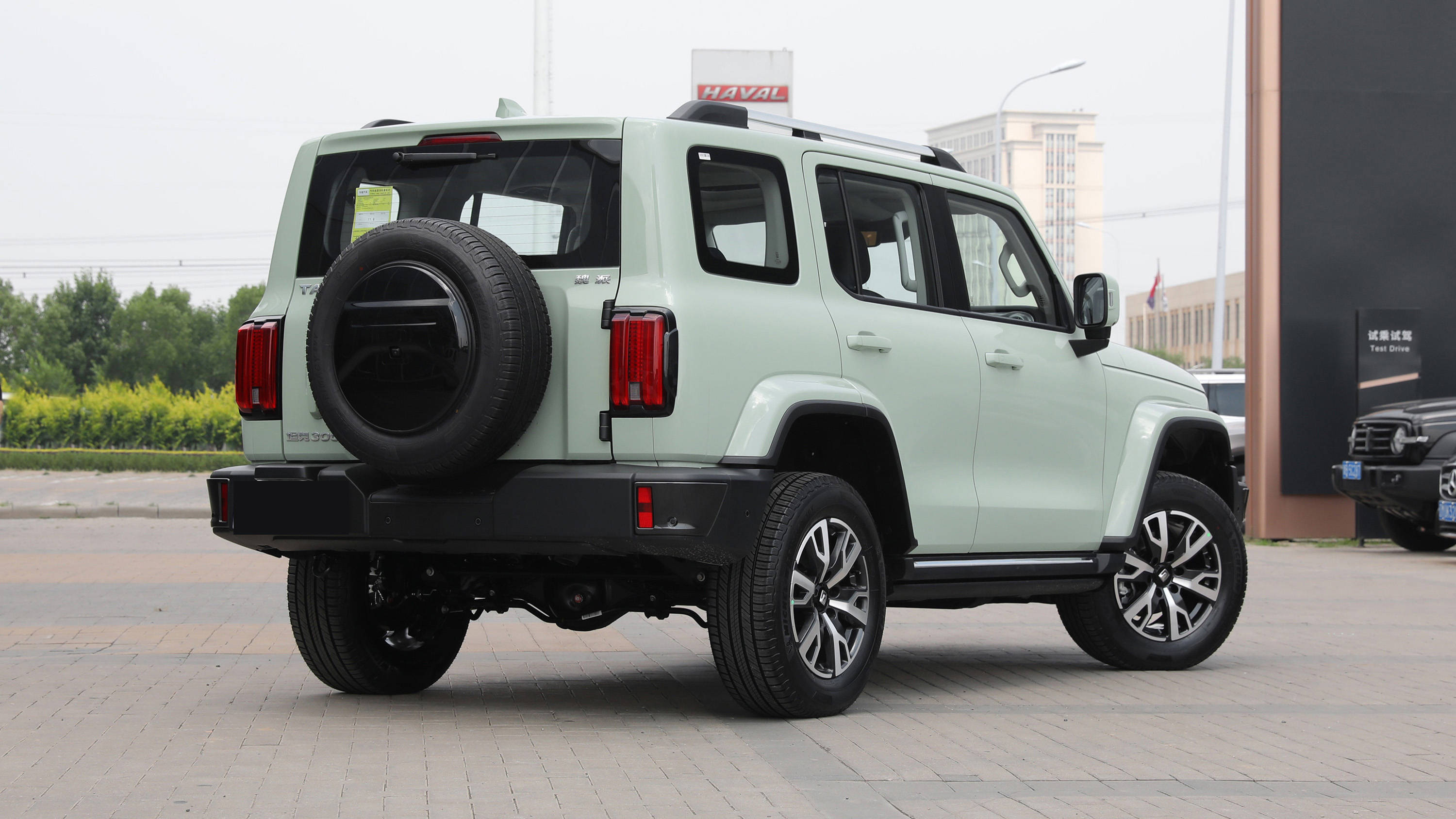 塑料包边,同时车身还提供了多种配色选择,整体颜色类似于马卡龙配色