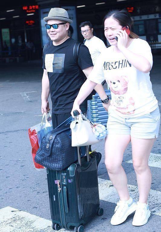 服装|岳云鹏的妻子一点不做作，就算是明星的老婆，私下也穿的很普通