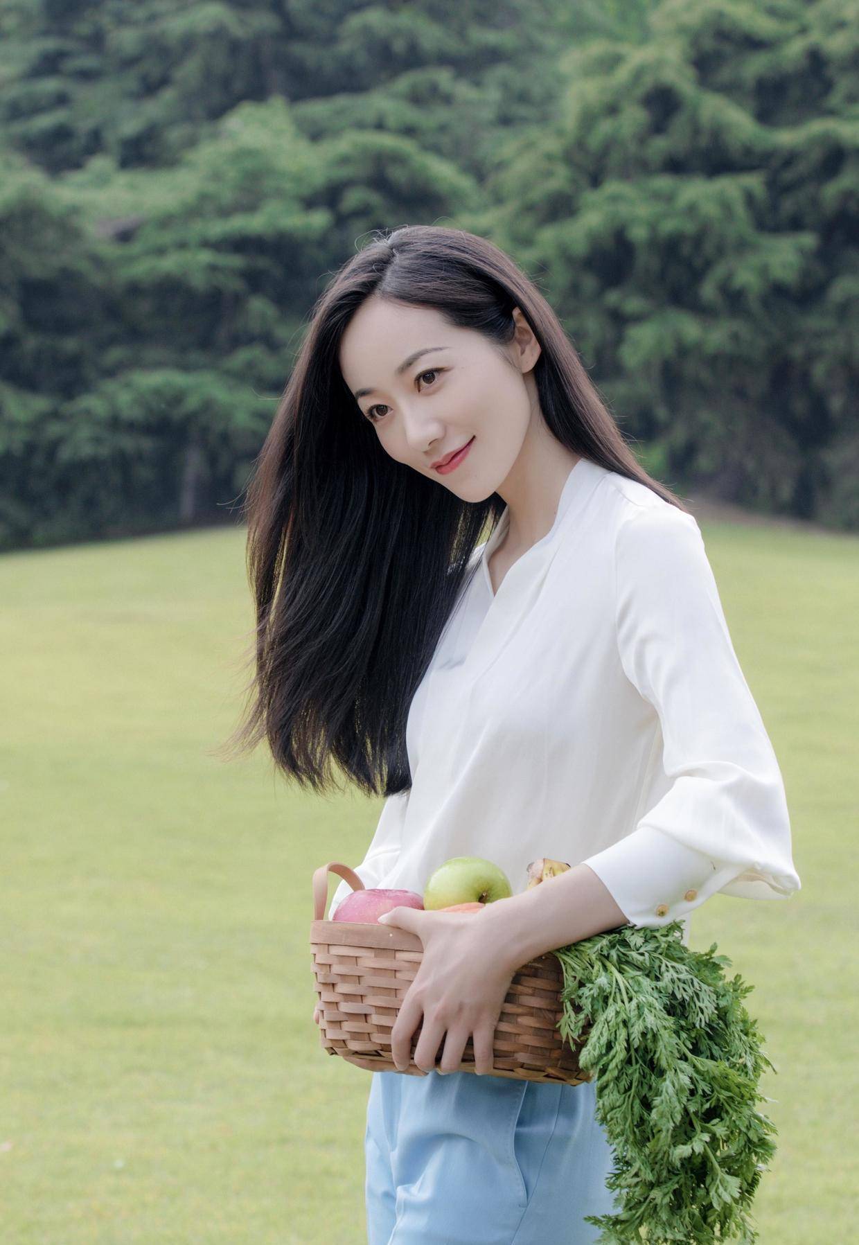 进行|韩雪气质无敌了，抱一篮子菜都透着高级感，白衬衫+蓝裤子太加分