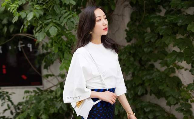 一身|韩雪身穿T恤配撞色半裙高雅显气质，而皮夹克配紧身裤帅气潇洒！