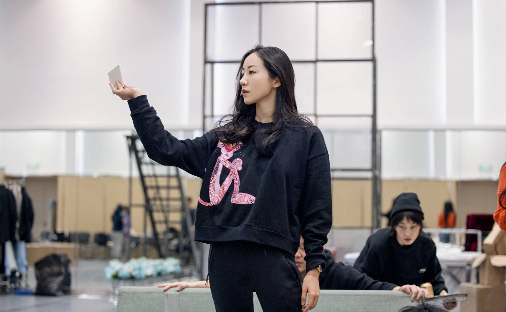 电影|韩雪罕见穿这么“嫩”，卡通黑色卫衣+运动裤，造型减龄又时髦