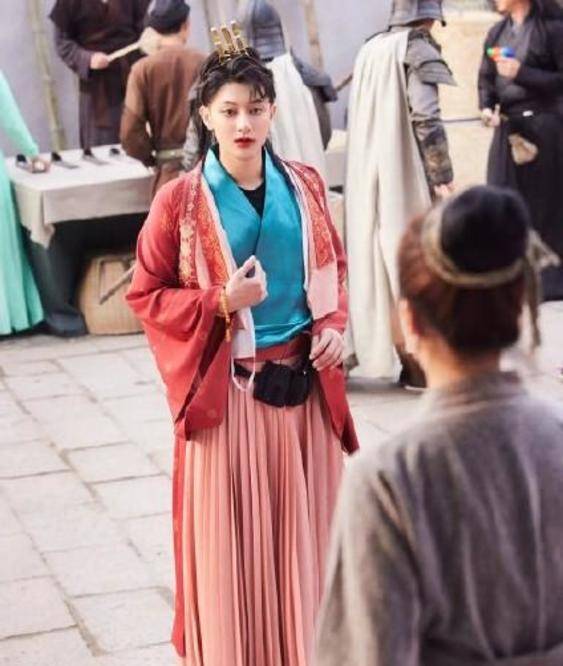 漂亮|黄子韬女装造型曝光，瓜子脸大红唇，这颜值不秒杀那些网红脸？！
