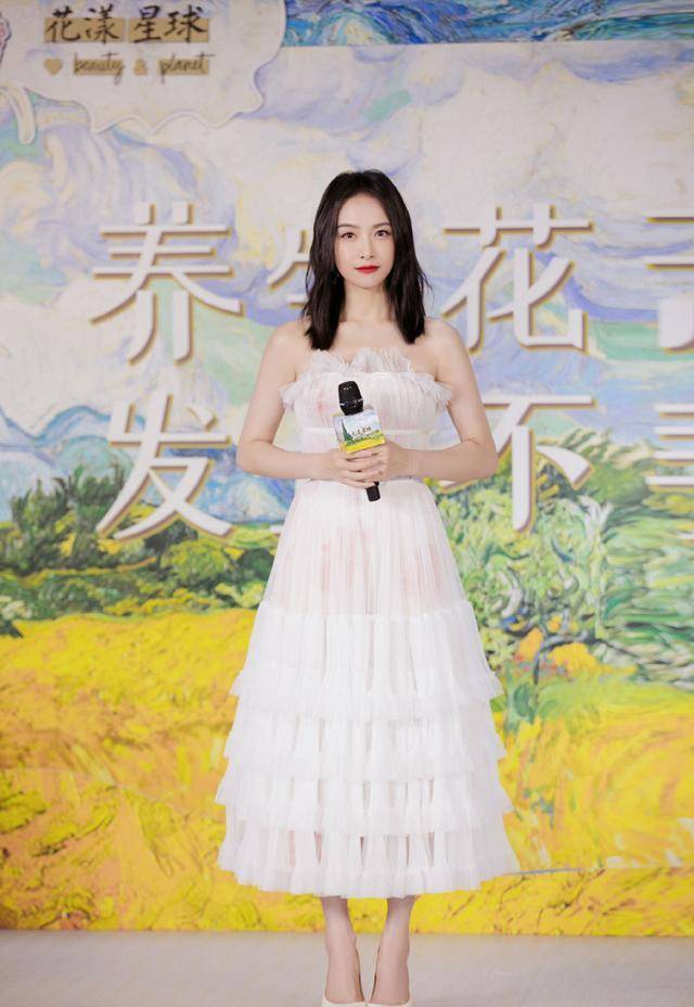 程度|李沁撞衫宋茜,同穿蝴蝶结泡泡袖上衣,同款细腰难辨胜负!