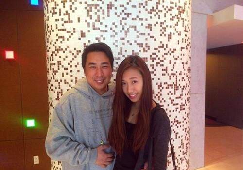 李丽珍|李丽珍女儿近照，穿吊带性感身材不输妈妈，爸爸同款龅牙拉垮颜值