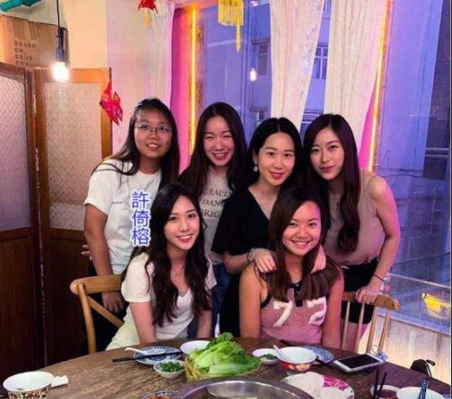 李丽珍|李丽珍女儿近照，穿吊带性感身材不输妈妈，爸爸同款龅牙拉垮颜值