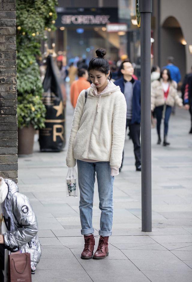 风韵|百褶裙气质更加甜美，春天里摆动的裙摆随风摇曳，更显得风韵多姿